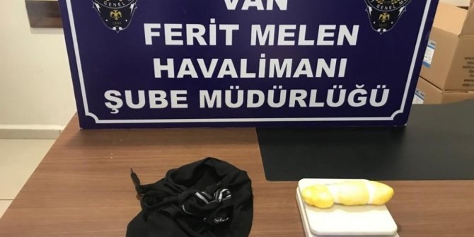 Kasık bölgesine gizlediği uyuşturucuyla uçağa binmek isterken yakalandı