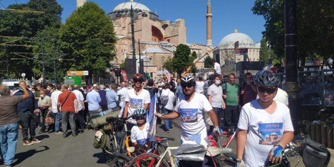 İlk cumayı kılmak için 48 saat pedal basarak ulaşan bisikletçiler hayatın mutluluğunu yaşadı
