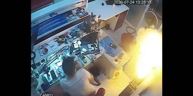 Cep telefonunun patlayıp alev aldığı anlar kamerada