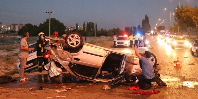 Ağaçlara çarpan otomobil yol ortasına devrildi: 2 yaralı