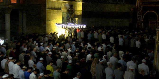 Ayasofya Camii'ne ziyaretçi akını gece de sürdü