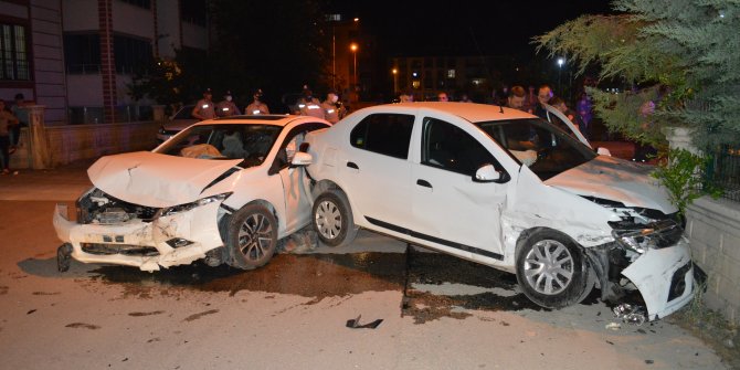 Elazığ'da iki otomobil çarpıştı: 4 yaralı