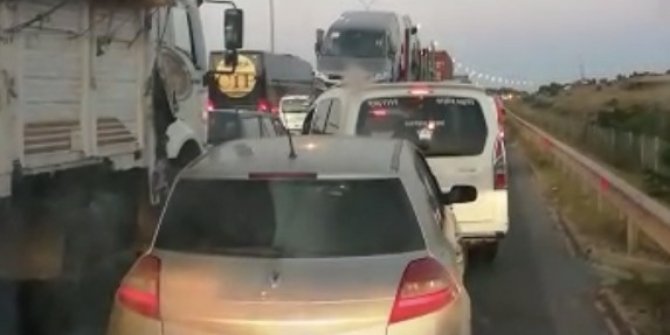Ambulansın emniyet şeridini işgal eden sürücülerle imtihanı