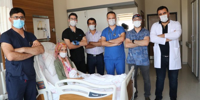 Sezaryenle doğumda anne ve bebeğinin duran kalpleri yeniden çalıştırıldı