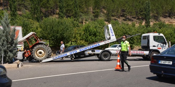 Uşak'ta traktör, otomobil ve tankerin karıştığı kazada 4 kişi yaralandı