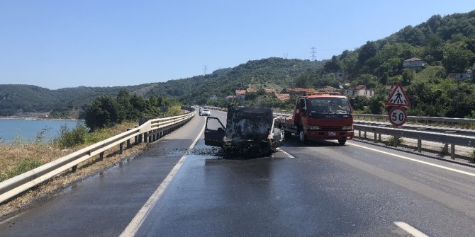 Alev alan otomobilden canını zor kurtardı