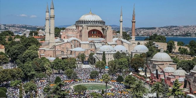 Ayasofya-i Kebir Cami-i Şerifi'nin açılmasına sevinen esnaf, vatandaşlara 1453 kitap hediye etti