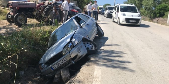 Otomobil ile traktörün çarpıştı, 2 kişi yaralandı