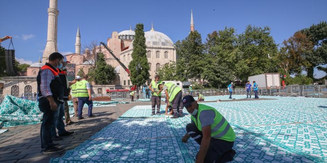 Ayasofya Meydanı'na cemaat için hasır seriliyor