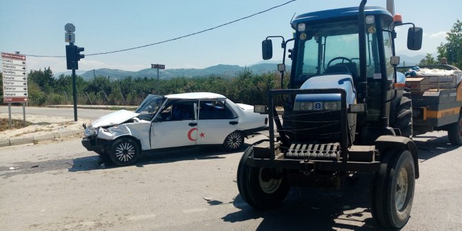 Otomobil ile traktör çarpıştı: 1 yaralı