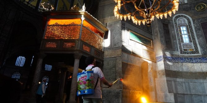 Ayasofya-i Kebir Cami-i Şerifi gül kokusu kapladı