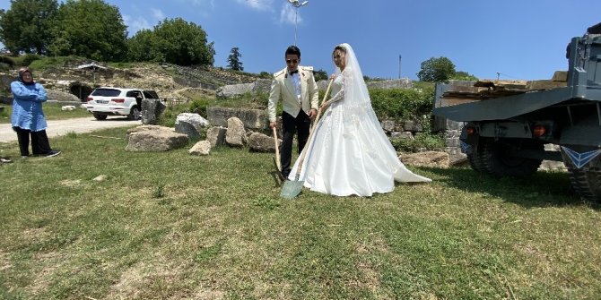 Giydiği gelinlikle antik kent kazan arkadaşlarını ziyaret etti