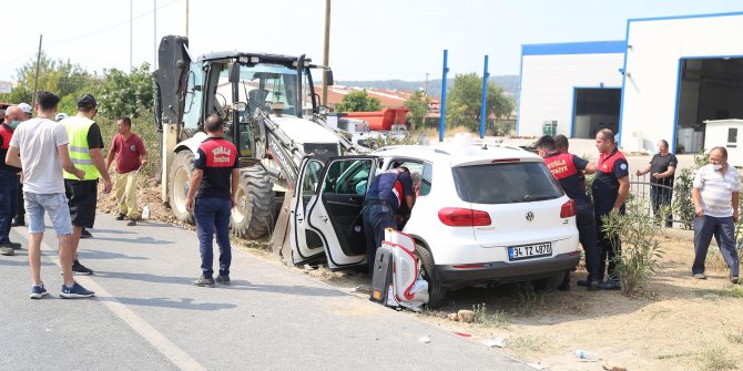 Tatilden dönen ailenin otomobili kepçeye çarptı: 6 yaralı