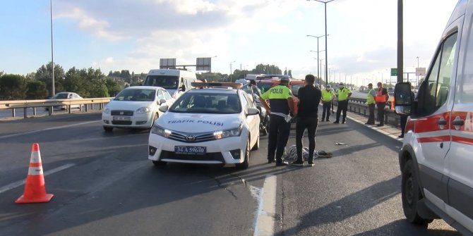 İstanbul TEM'de otomobilin çarptığı genç öldü