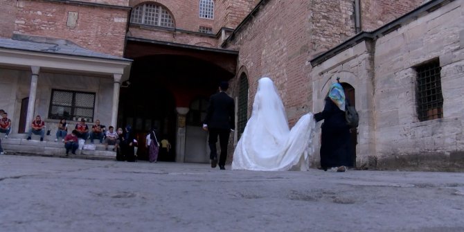 Ayasofya Camii'ni gelinlik ve damatlıkla ziyaret ettiler