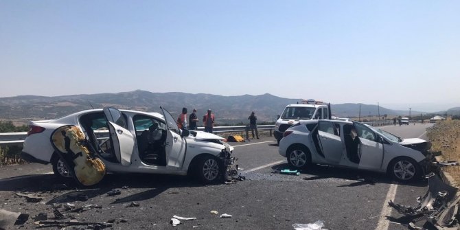 Bingöl-Elazığ karayolunda 2 araç kafa kafaya çarpıştı: 7 yaralı