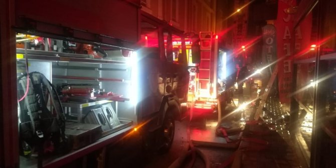 İzmir’de korku dolu anlar: 5 katlı otelde yangın çıktı