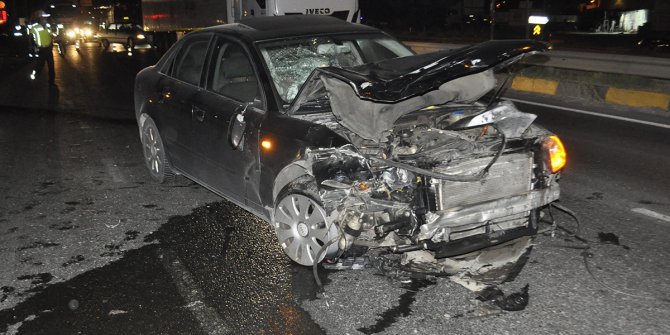 Otomobille çarpışan motosiklet sürücüsünün bacağı koptu