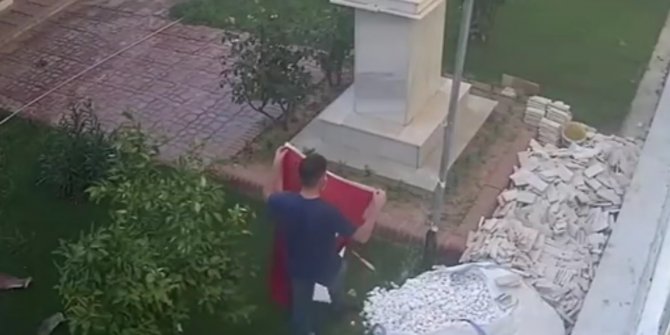İpi kopunca düşen Türk bayrağı duyarlı vatandaş tarafından kaldırıldı