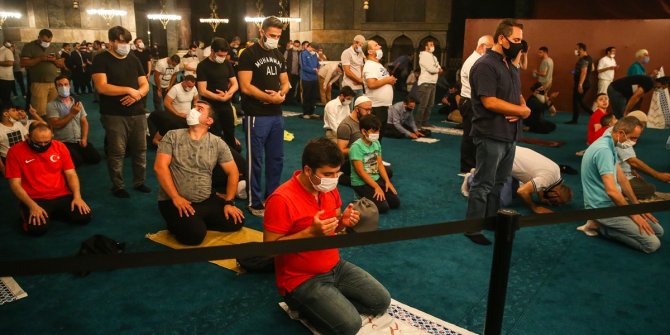 Ayasofya-i Kebir Cami-i Şerifi açılışının ikinci gecesinde de yoğun