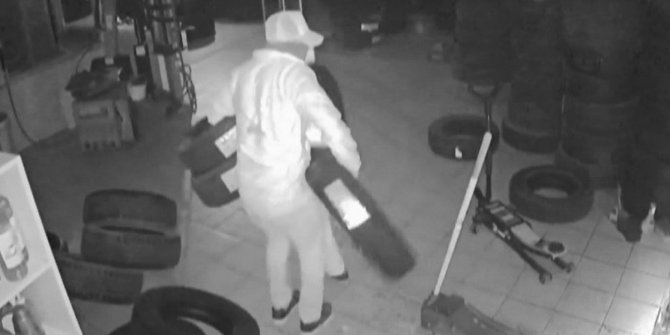 İş yerlerinden hırsızlık yapan şüpheliler kamerada