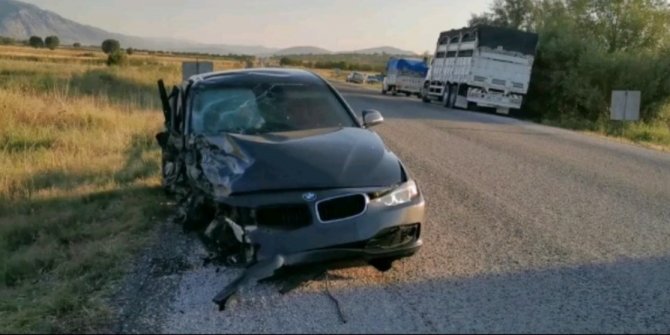 Otomobillerin hurdaya döndüğü kazada 2 kişi yaralandı