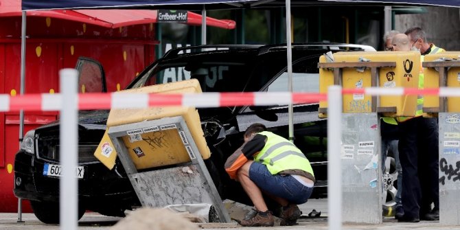 Berlin’de araç yayaların arasına daldı: 7 yaralı