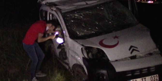 Sivas'ta hafif ticari araç ile otomobil çarpıştı: 5'i çocuk, 9 yaralı