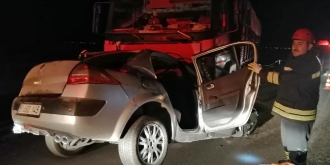 Karşı şeride geçen otomobil kamyonun altına girdi: 1 ölü