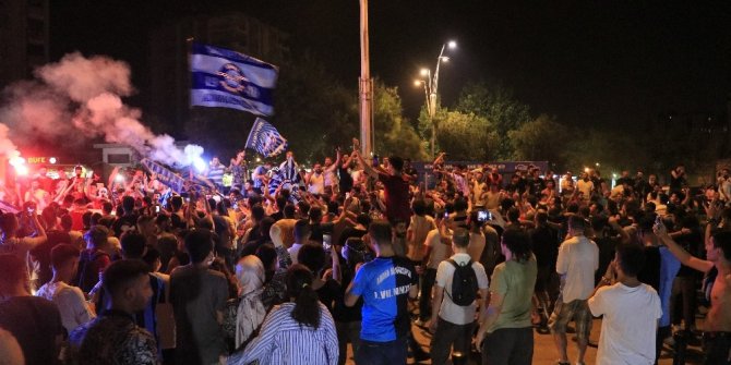 Adana Demirspor taraftarlarından coşkulu final kutlaması
