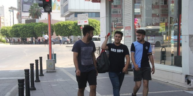 Kırmızı ışıktaki "Maskeni tak" uyarısına uyan yok