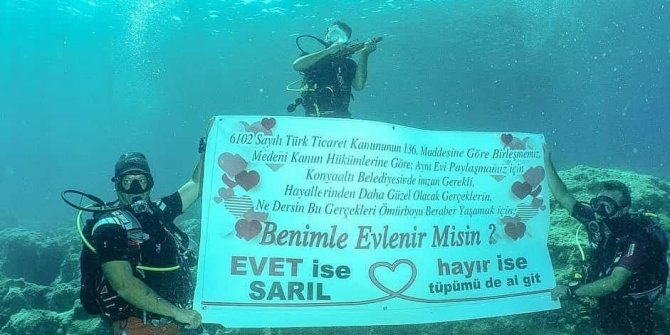 Su altında evlilik teklifi