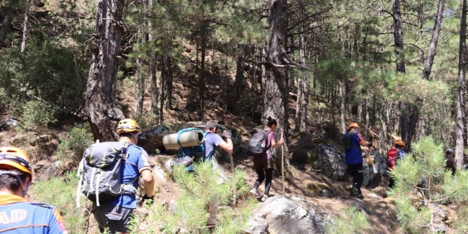Dağda yollarını kaybeden iki kardeşi AFAD ekipleri buldu