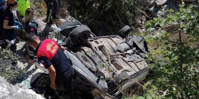 Araçta sıkışan sürücüyü itfaiye kurtardı