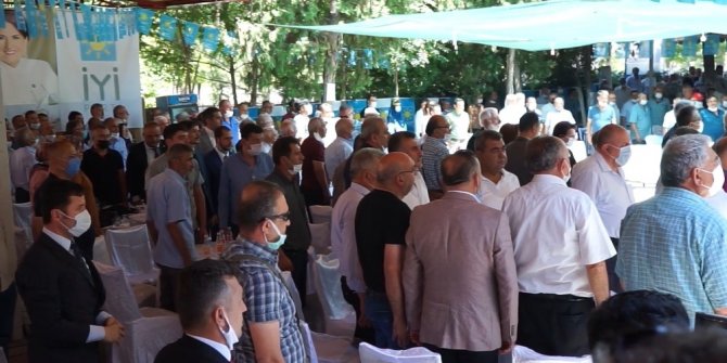 İYİ Parti İl Kongresinde "sosyal mesafe" hiçe sayıldı