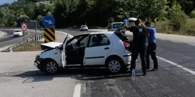 TIR ile çarpışan otomobildeki 2 kişi yaralandı