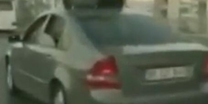 Otomobilin üzerine oturup, direksiyonu ayakla kontrol ettiler