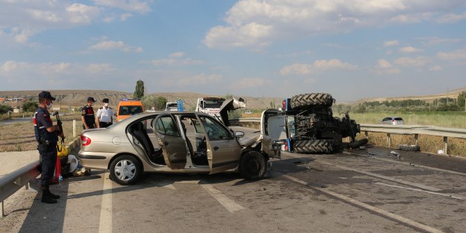 Çankırı'da otomobil traktöre çarptı: 3'ü ağır 8 yaralı