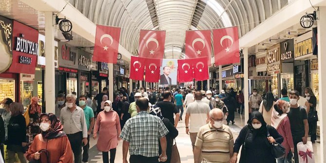 Kayseri'de alışveriş yoğunluğunda sosyal mesafe unutuldu
