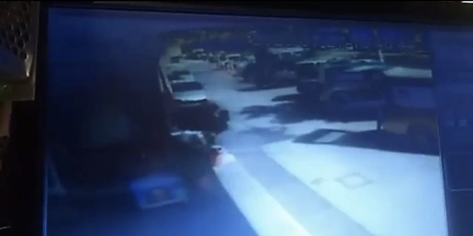 Takla atan otomobilin park halindeki 8 araca çarptığı anlar kamerada
