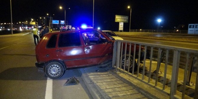 Otomobil bariyere çarptı: 2 yaralı