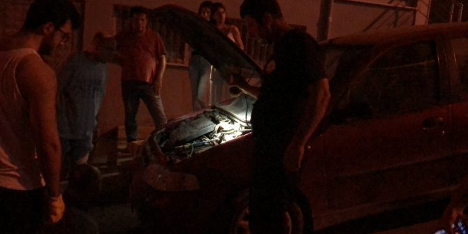 Otomobilin motoruna sıkışan kediyi itfaiye kurtardı