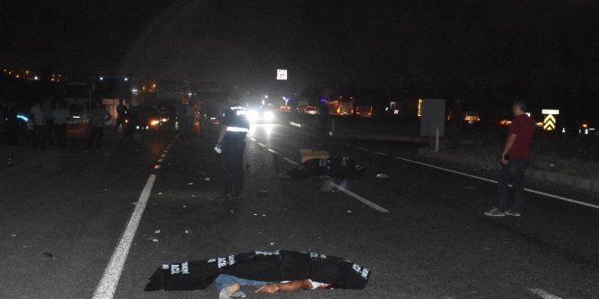 Otomobille çarpışan motosikletteki 2 kişi feci şekilde can verdi