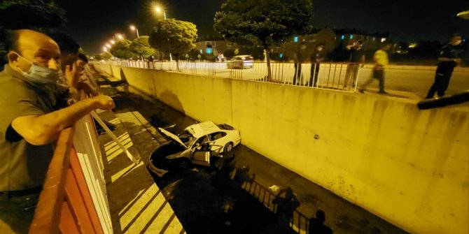 Direksiyon hakimiyeti kaybolan otomobil kanala düştü: 2 yaralı