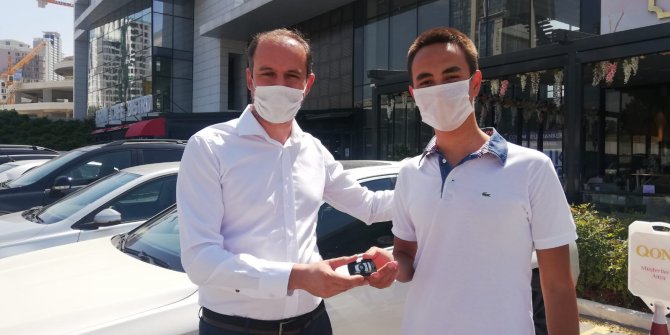 Türkiye birincisi öğrencisine otomobilini hediye etti