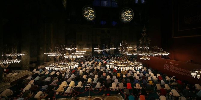 Ayasofya-i Kebir Cami-i Şerifi'nde sabah namazına vatandaşlardan yoğun ilgi