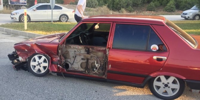 İki aracın kullanılmaz hale geldiği kazada yaralanan olmadı