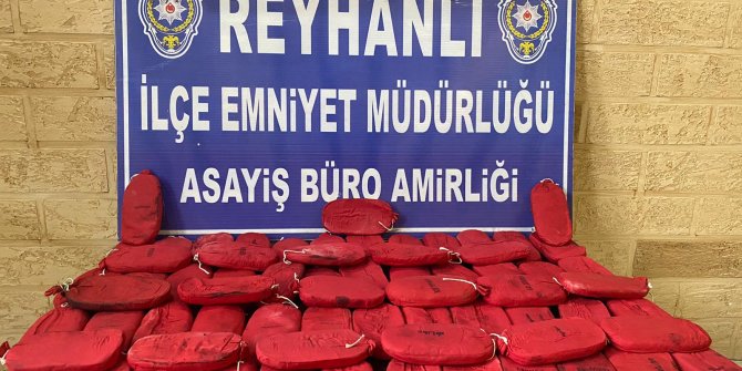 Elindeki çantalardan 11 kilo takoz esrar çıktı