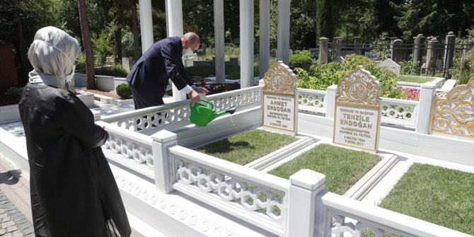 Cumhurbaşkanı Erdoğan, anne ve babasının kabirlerini ziyaret etti