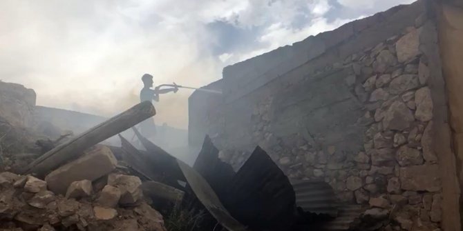 Erzincan'da köyde yangın: 4 ev, 3 ahır yandı
